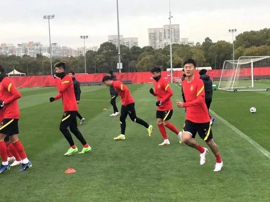 阿森纳与这名球员的合同要到2027年，并且有续约1年的选择权。